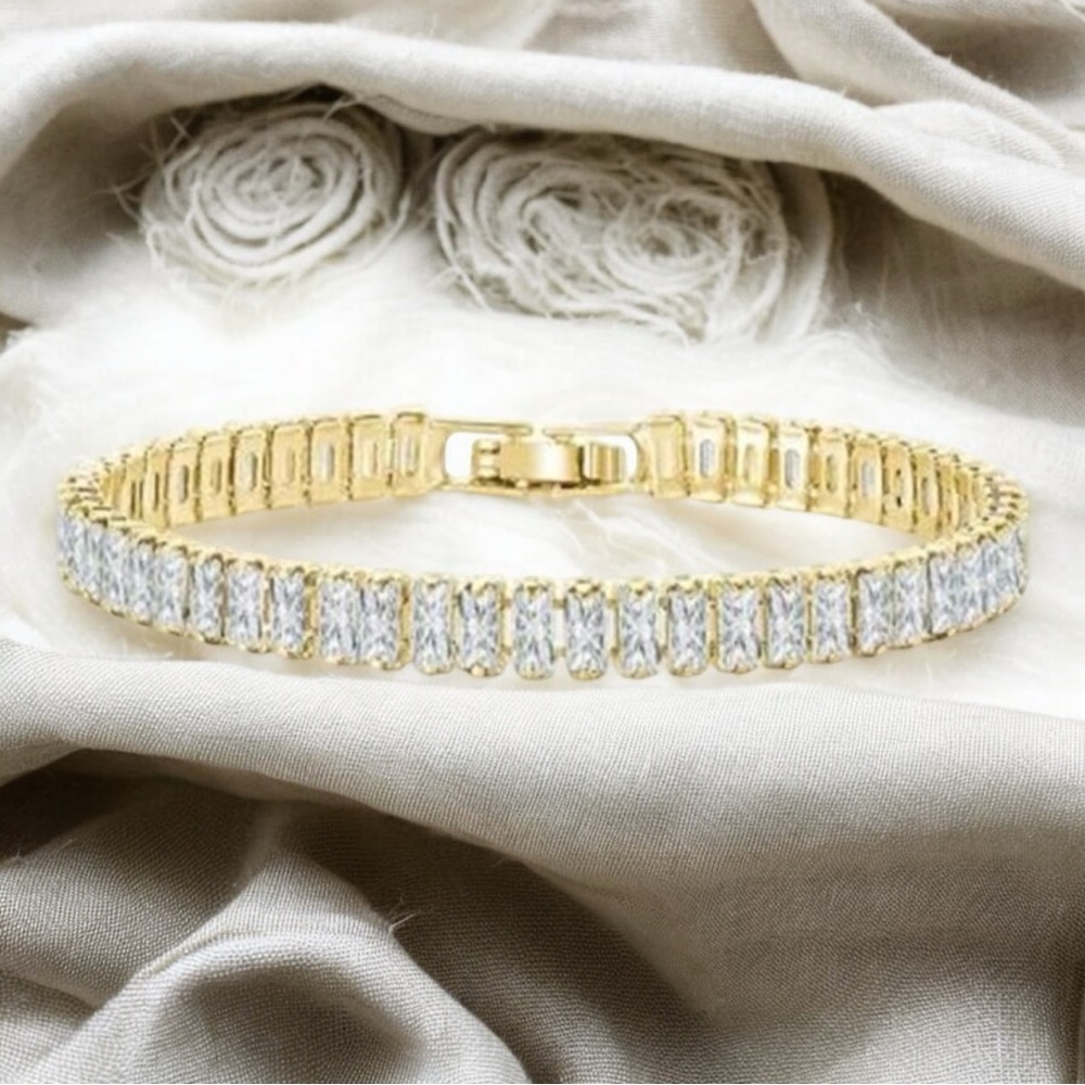 BEAUTIFUL GOLD & CLEAR CUBIC ZIRCONIA TENNIS BRACELET!